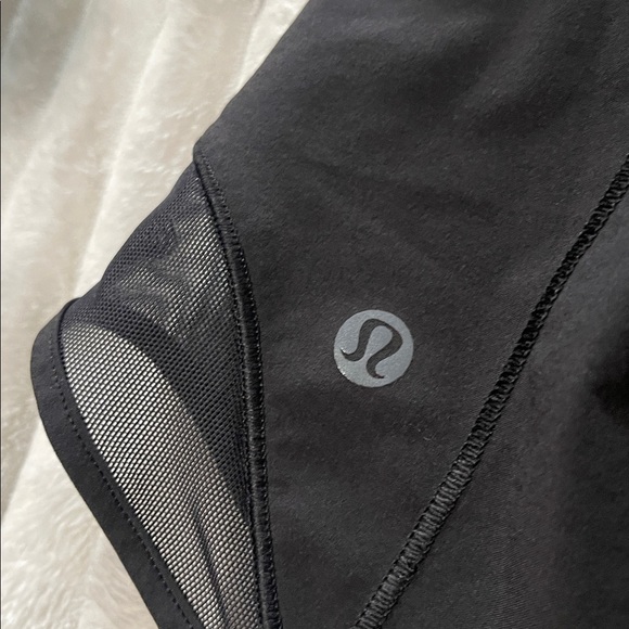 Lululemon Hotty Hot Short II *2.5" | Size 8 - Picture 2 of 8